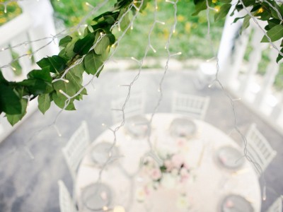 Světelné řetězy a dekorace