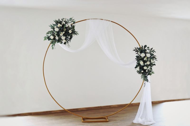 Svatební kruhová brána včetně květin a voálu