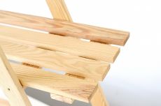 Dřevěný třípatrový stojan