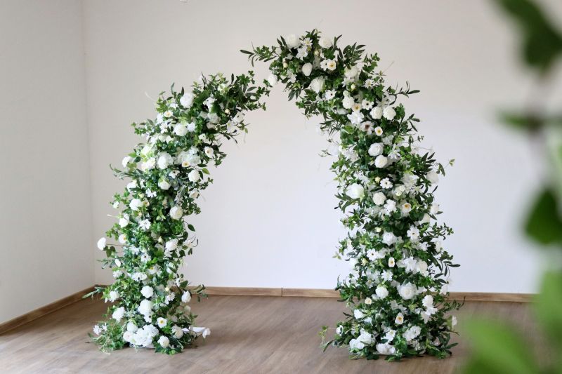 Svatební brána z umělých květin - sloupy