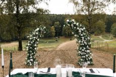 Svatební brána z umělých květin - sloupy