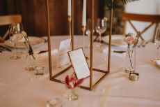 Dekorace svatební tabule se zlatou konstrukcí
